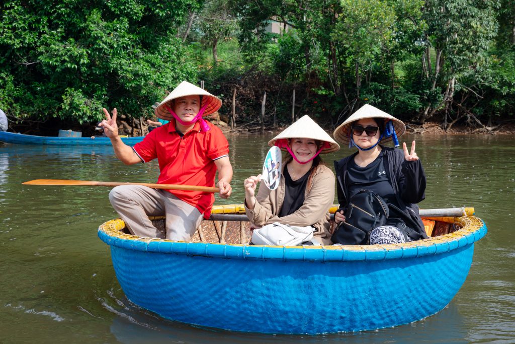 Du khách trải nghiệm thuyền thúng Phú Quốc trên sông Cửa Cạn