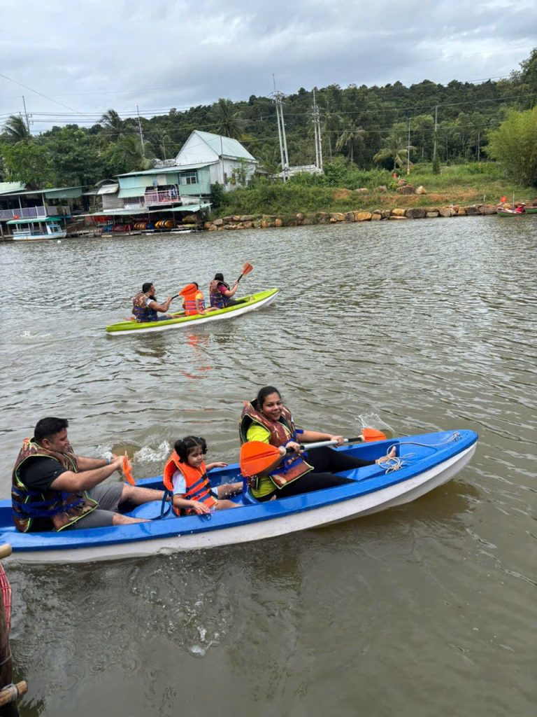 Du khách chèo kayak sông Cửa Cạn