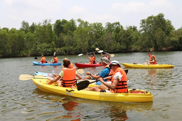 Kayak Phú Quốc trên mặt nước sông Cửa Cạn