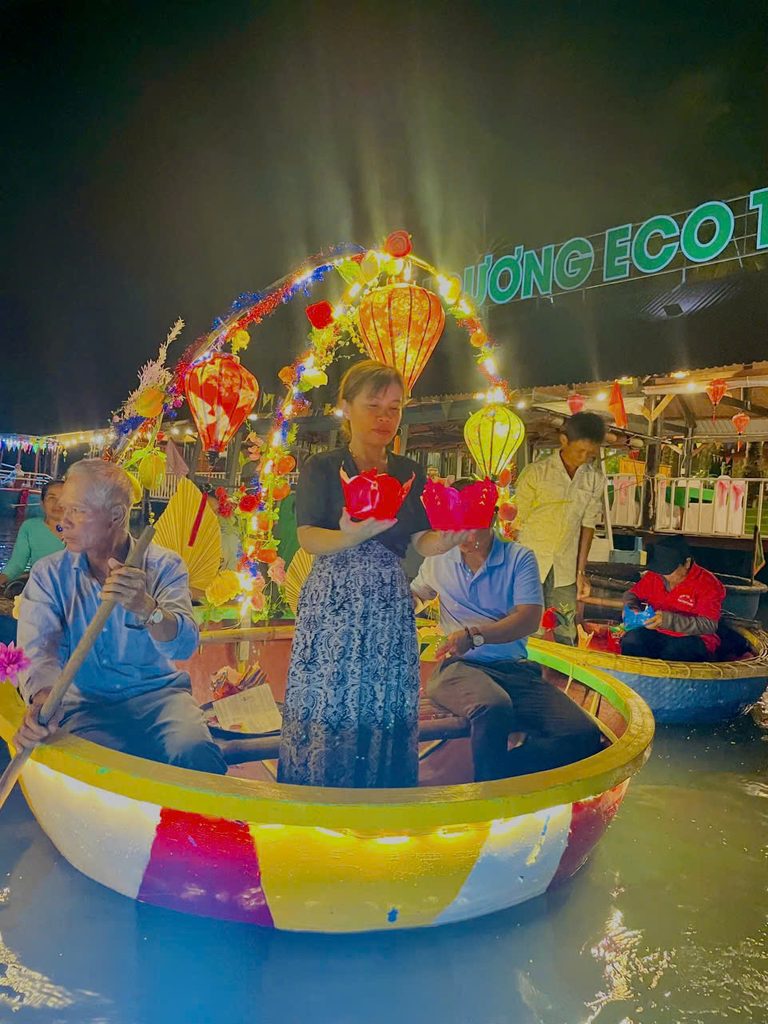 Du khách ngồi thuyền thúng thả hoa đăng
